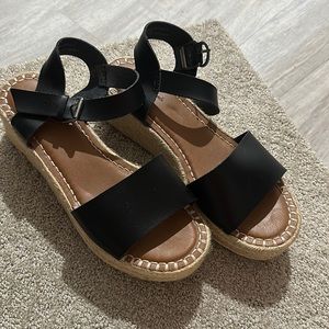 Size 8‼️ Universal thread sandals! 🖤